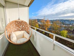 een veranda met een hangstoel op een balkon bij Wohnung mit Balkon und Aufzug in Hagen