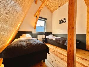 1 Schlafzimmer mit 2 Betten in einem Zimmer in der Unterkunft Willa Czaremka in Ujsoły