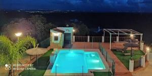 PeñaflorにあるLa sombra del lagartoの夜の家屋裏庭のスイミングプール +14枚の写真