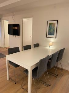 a white table and chairs in a room at Åreskutans lägenhet i Huså - med laddning för bil 22 kw in Huså