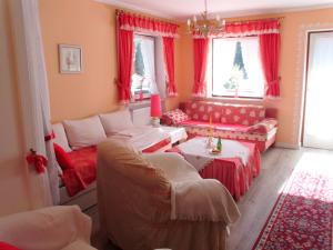 een woonkamer met een bank en een tafel bij Ferienwohnungen Lackner - Chiemgau Karte in Inzell