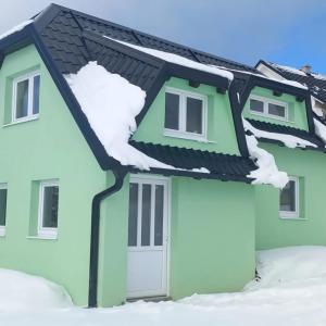 una casa ricoperta di neve di Vikendica Striček a Kupres
