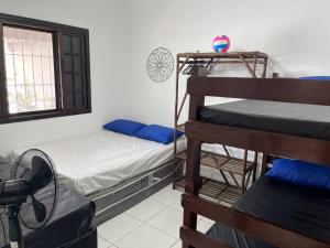 a room with two bunk beds and a window at Morada do Zinho - Piscina, churrasqueira, lareira e 250 metros da praia in Itanhaém +34 photos