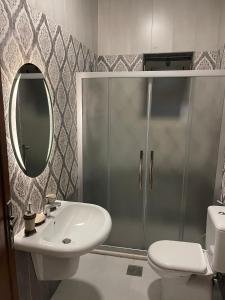 Koupelna v ubytování Home away from home with a Beautiful Balcony View 3 bedrooms 2 bathrooms