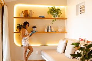 プレアにあるCasa PESQUEIRA Preá - Frente Mar!の棚の間に立つ女性