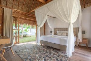 Tempat tidur dalam kamar di Lempuyang Boutique Hotel +37 foto