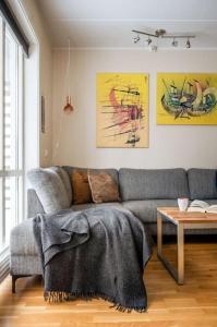 uma sala de estar com um sofá e uma mesa em Cozy Cove at Solsiden - 2BR familyfriendly em Trondheim