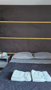 sypialnia z 2 łóżkami i ręcznikami w obiekcie Sweet Lime Apartments Kaszubska we Wrocławiu