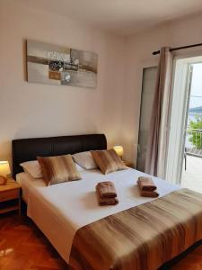 1 dormitorio con 1 cama grande y 2 toallas. en Mediterranean Jewel, en Blato