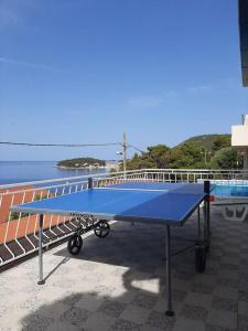 una mesa de ping pong azul en la parte superior de un edificio en Mediterranean Jewel, en Blato