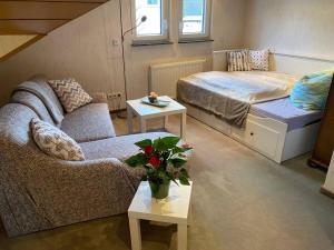 ein Wohnzimmer mit einem Bett, einem Sofa und Tischen in der Unterkunft 2 Schlaf- & 2 Badezimmer - direkte Busverbindung bis Köln Hbf, Messe in Leverkusen