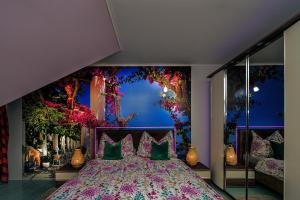 a bedroom with a bed with a wall of flowers at Vintiamo Apartmanok in Egerszalók