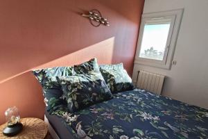 - une chambre avec un lit doté de draps bleus et une fenêtre dans l'établissement Appartement Des Flamants Roses, à Palavas-les-Flots