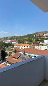 Private Apartament in Peshkopi, Albania في Peshkopi: اطلالة على المدينة من شرفة المبنى