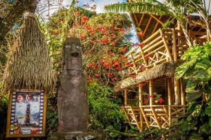 Um jardim no exterior de Hotel Manavai