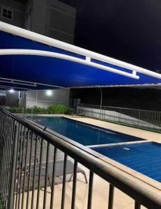 a swimming pool on the side of a building at Apartamento Cuiabá in Cuiabá
