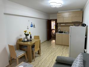 une cuisine et une salle à manger avec une table et un réfrigérateur dans l'établissement Complex Compass, à Sveti Vlas