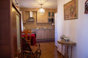 a kitchen with a table and a dining room at Apartamento La Luna Mora - A un paso del Caminito del Rey in Carratraca