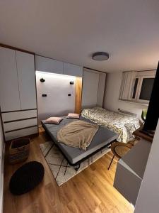 - une petite chambre avec un lit au milieu dans l'établissement Teka’s home, à Sarajevo