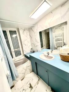 a bathroom with a sink and a mirror at Appartement à Paris in Ivry-sur-Seine