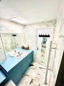 a bathroom with a sink and a mirror at Appartement à Paris in Ivry-sur-Seine