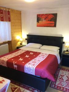 a bedroom with a large bed in a room at B&B Gressoney in Gressoney-la-Trinité