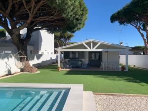 a house with a swimming pool in a yard at La casita del sopapo in Chiclana de la Frontera