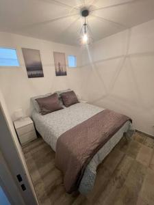 - une chambre avec un grand lit et un plafond dans l'établissement Proche mer Appart 2 pièce Wifi&Clim, à Sainte-Maxime
