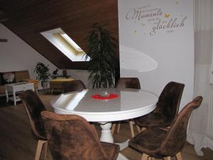 a dining room with a white table and chairs at LandLiebe in Tännesberg