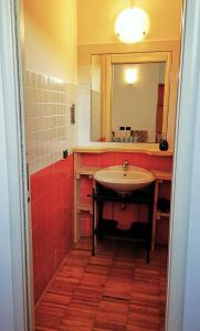 米蘭的住宿－In Da House，一间带水槽和镜子的浴室