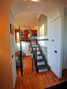 米蘭的住宿－In Da House，楼梯间,客厅的楼梯