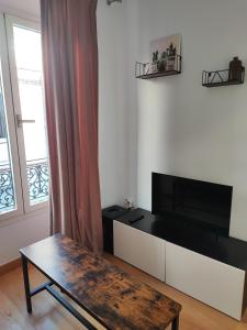 a living room with a television and a coffee table at Alameda Corner in Seville