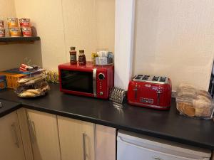 The Singlecote Hotel tesisinde mutfak veya mini mutfak