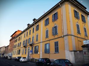 un edificio amarillo al lado de una calle en In Da House, en Milán
