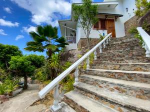 una escalera que conduce a una casa en Passage du Soleil en Praslin