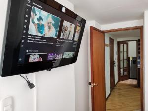 通哈的住宿－aparta-estudio norte de Tunja cristales，挂在墙上的平面电视