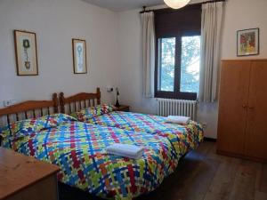 - une chambre avec un lit et 2 oreillers dans l'établissement Fantástico chalet para familias y grupos, à Sant Juliá de Vilatorta