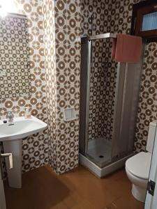 La salle de bains est pourvue d'une douche, de toilettes et d'un lavabo. dans l'établissement Fantástico chalet para familias y grupos, à Sant Juliá de Vilatorta