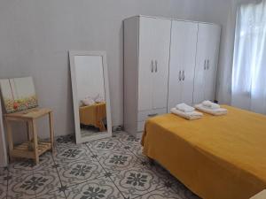 a bedroom with a large bed and a mirror at Rincón Verde Chacras de Coria in Ciudad Lujan de Cuyo