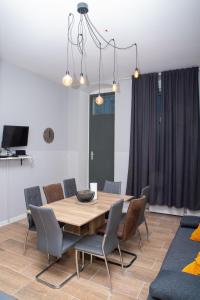 comedor con mesa de madera y sillas en BIG CENTRAL CITY APARTMENT en Berlín