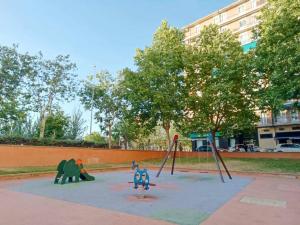 La Casita de Requejo في سمورة: حديقة مع ملعب مع أرجوحة
