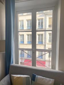 une fenêtre avec vue sur un bâtiment dans l'établissement Super appartement 3T proche Tour Eiffel, à Paris