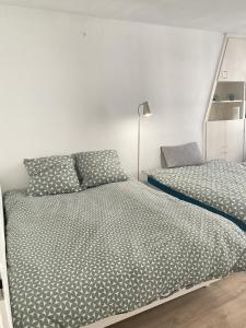 מיטה או מיטות בחדר ב-Super appartement 3T proche Tour Eiffel