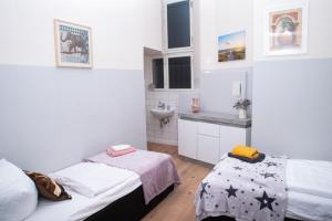 Cette petite chambre comprend 2 lits et un lavabo. dans l'établissement BIG CENTRAL CITY APARTMENT, à Berlin