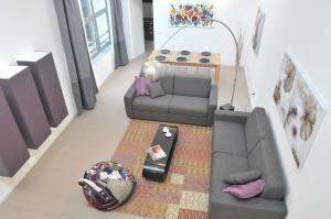 Ruang duduk di ComoLoft