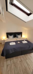 Un dormitorio con una cama con dos toallas encima. en Apartmaji Sonček Izola, en Izola 62 fotos más