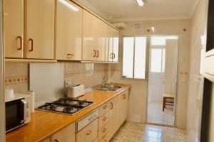 Il comprend une cuisine équipée d'un évier et d'une cuisinière. four supérieur dans l'établissement Apartamento en Málaga, Vialia, à Malaga
