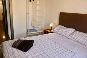 - une chambre avec un lit doté d'un sac noir dans l'établissement Apartamento en Málaga, Vialia, à Malaga