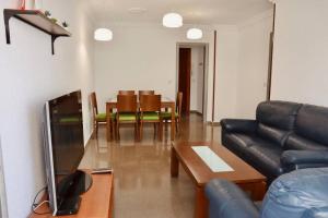 - un salon avec un canapé et une table dans l'établissement Apartamento en Málaga, Vialia, à Malaga