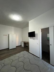a room with white walls and a large rug at B&B ILSE in Capua
